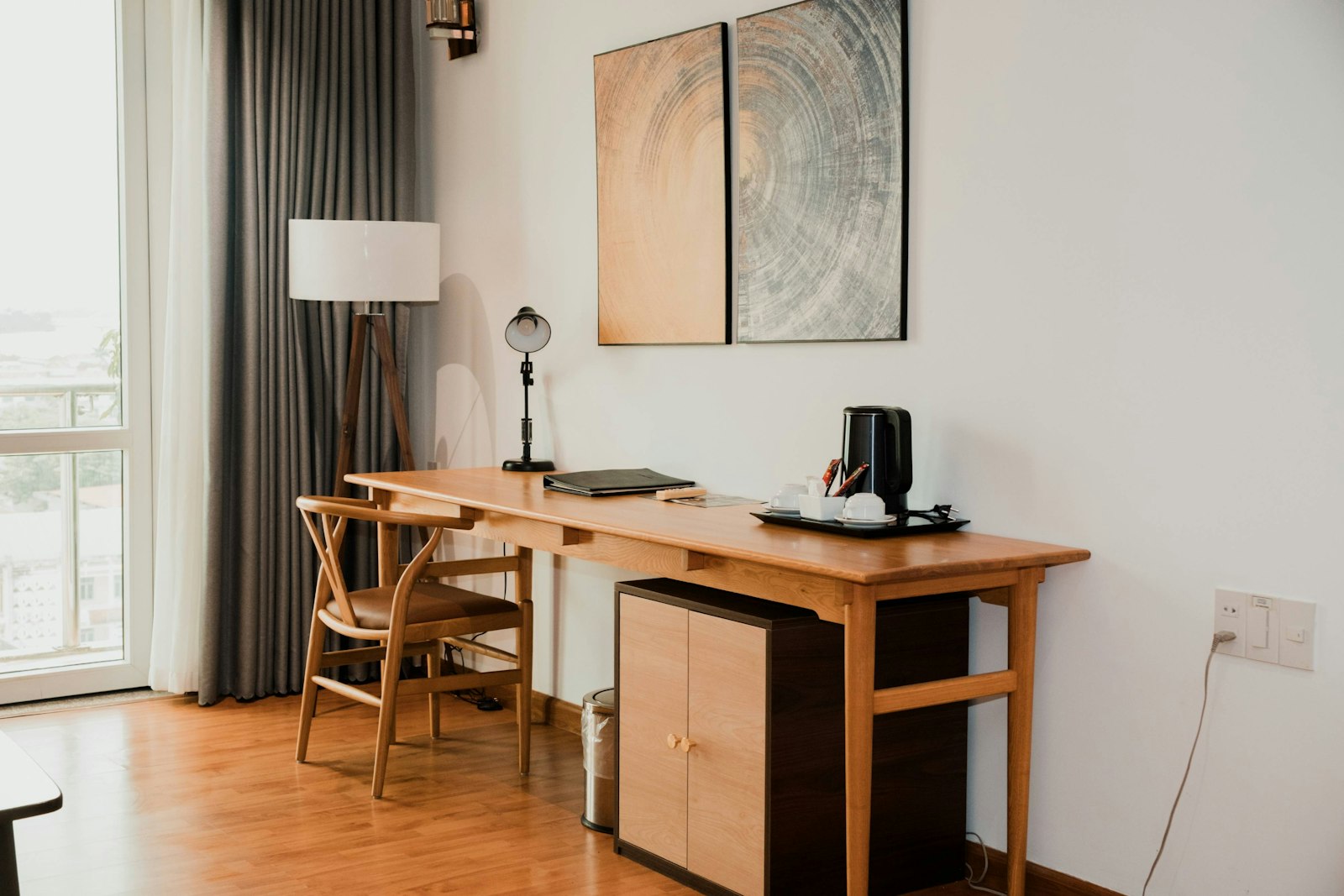 Eleganter Arbeitsplatz eines Maklerbüros